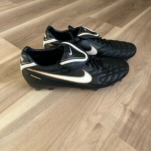 Vintage Nike Black and White Tiempo Cleats